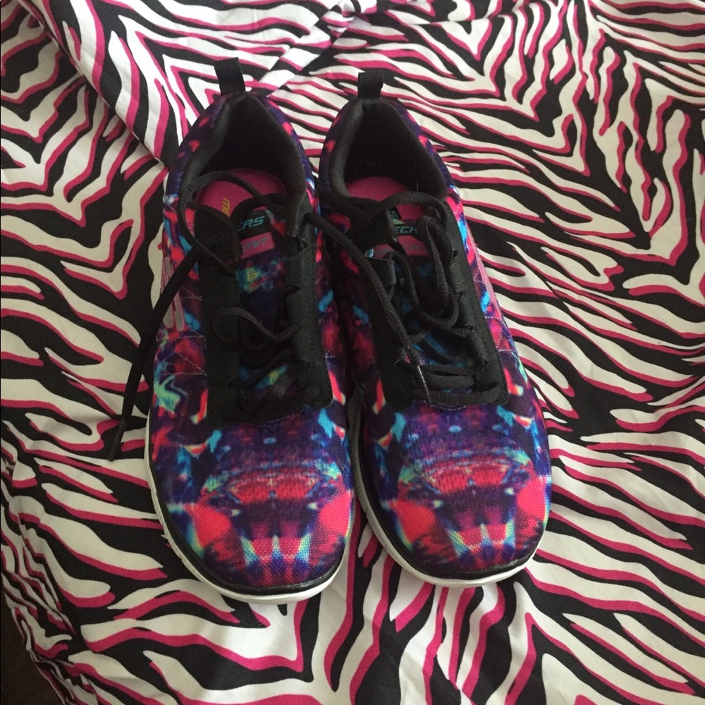 Skechers memory foam shoes. Size 7.
